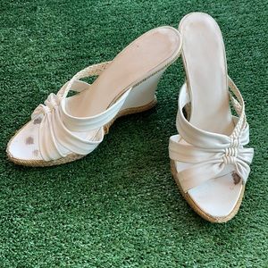 While leather sandals 🛍